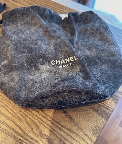 ニャンコの隠れ家から毛だらけで発見されたシャネルのポーチ