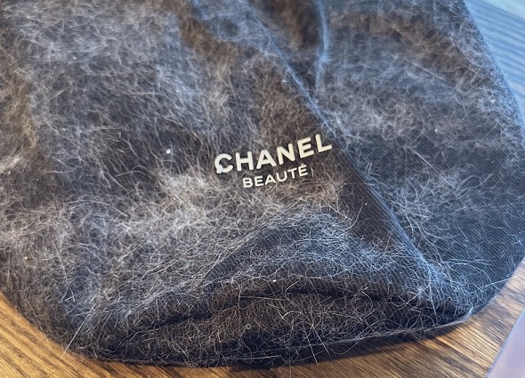 ニャンコの隠れ家から毛だらけで発見されたシャネルのポーチ