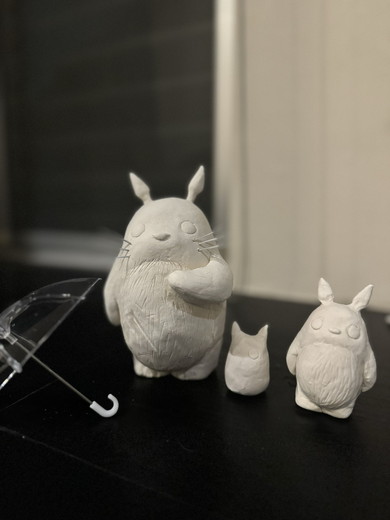 トトロモチーフの紙粘土作品の色塗り前