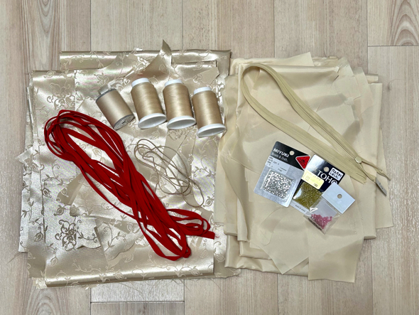 光沢のあるシャンパンゴールドが美しい布を使用