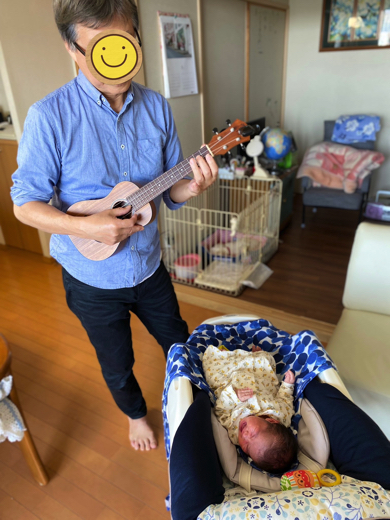 ウクレレで孫をあやすじいじ