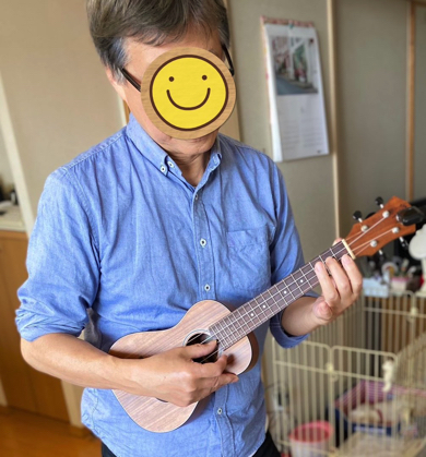 ウクレレで孫をあやすじいじ