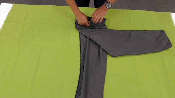 ズボンの裾を横に出し、巻いているところ