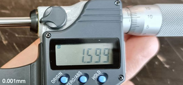 パスタをマイクロメーターで測るところ