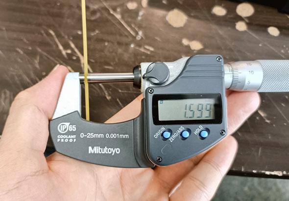 パスタをマイクロメーターで測るところ