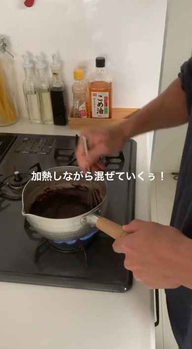 加熱して材料を混ぜる