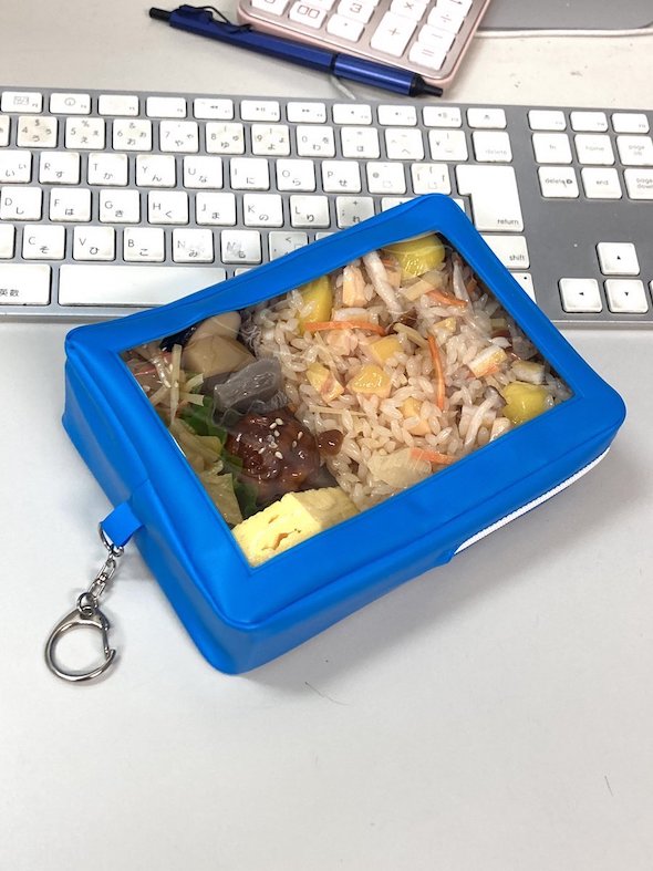 リアルすぎて脳がバグる！ 食品サンプルの“お弁当キーホルダー