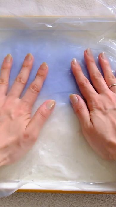羊毛に水とせっけんを加えてサメの形をしたポーチを作る様子