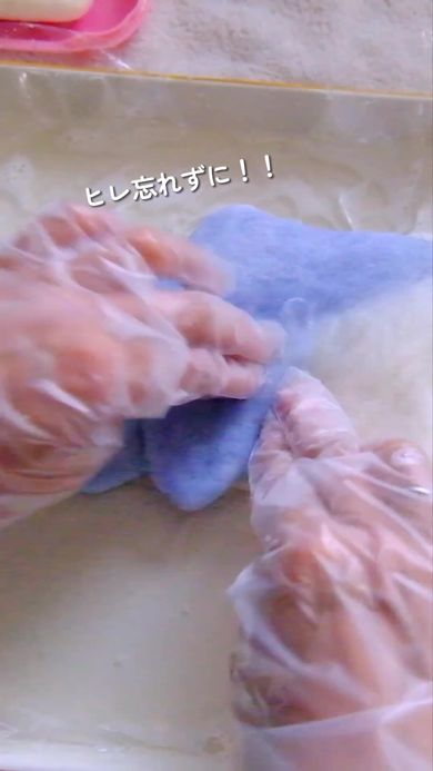 羊毛に水とせっけんを加えてサメの形をしたポーチを作る様子