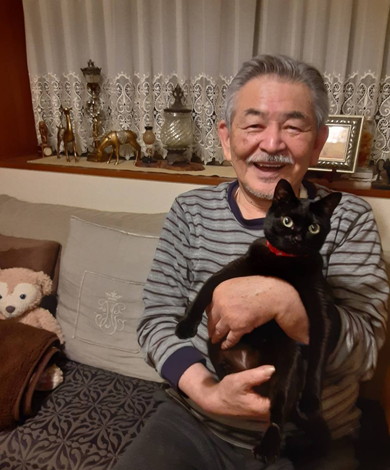 抱っこされている黒猫ちゃん