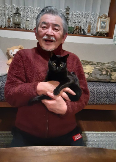 お父さんのおなかに乗る黒猫ちゃん