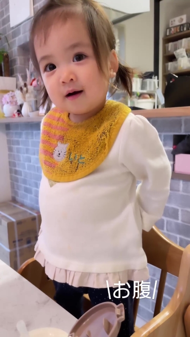 ママの言葉をまねする女の子