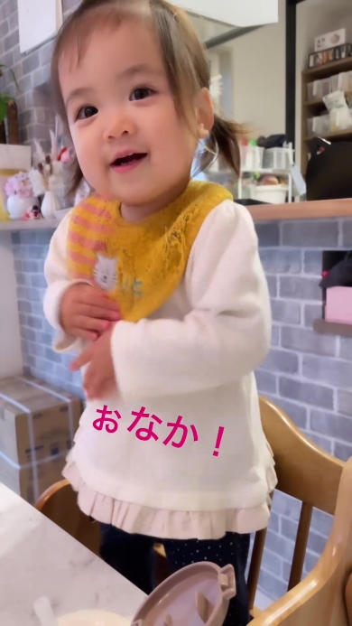 ママの言葉をまねする女の子