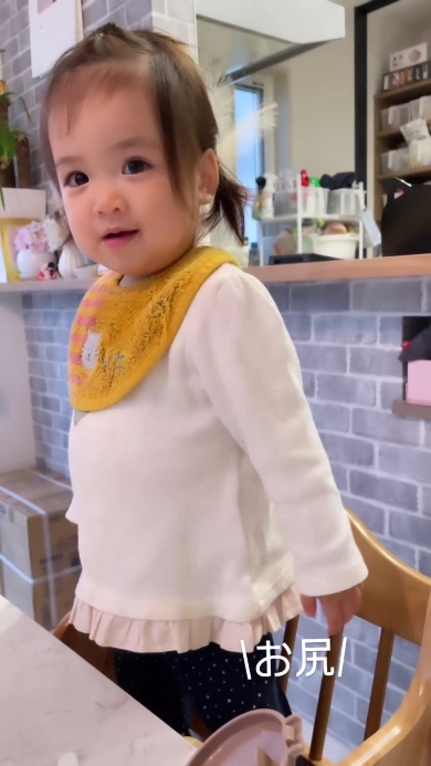 ママの言葉をまねする女の子