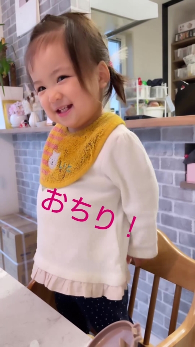 ママの言葉をまねする女の子