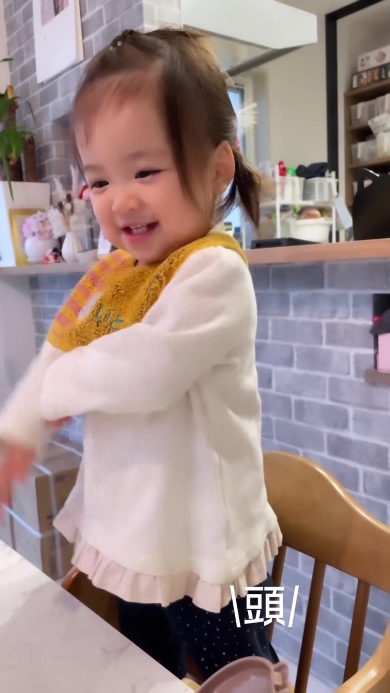 ママの言葉をまねする女の子