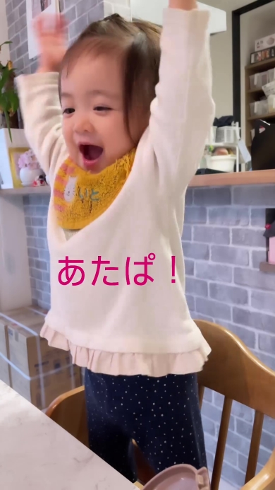 ママの言葉をまねする女の子