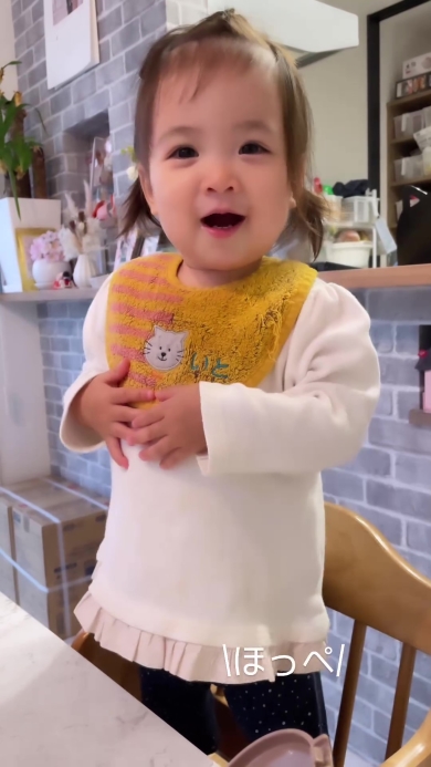 ママの言葉をまねする女の子