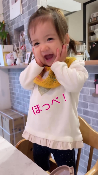 ママの言葉をまねする女の子