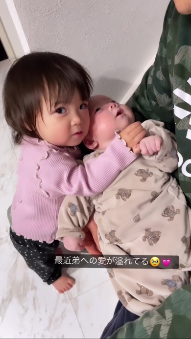 赤ちゃんをかいわがる女の子