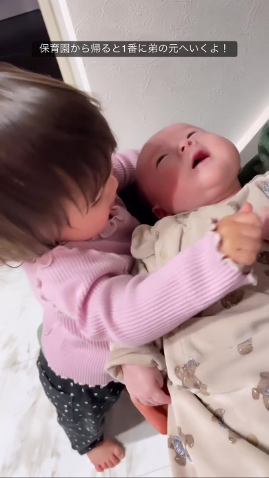 赤ちゃんをかいわがる女の子