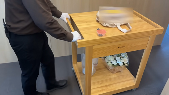 遺体を運ぶ葬儀社の方