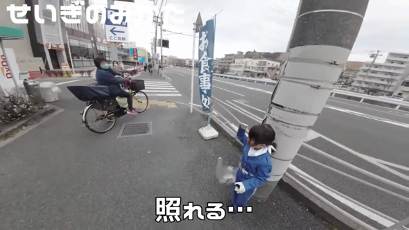 照れながら敬礼