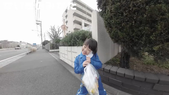 ゴミ拾いする女の子