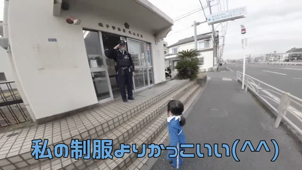 敬礼であいさつ
