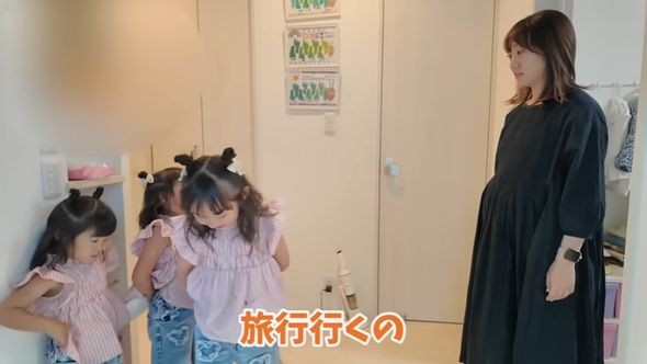 ママにバレないよう母の日のプレゼントを用意する三姉妹