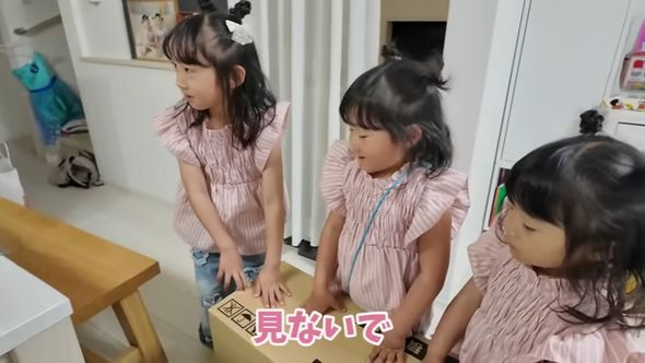 ママにバレないよう母の日のプレゼントを用意する三姉妹