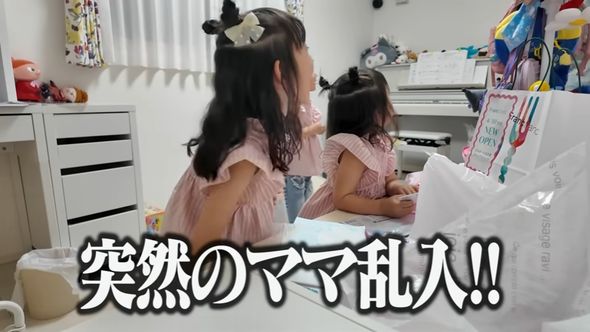 ママにバレないよう母の日のプレゼントを用意する三姉妹