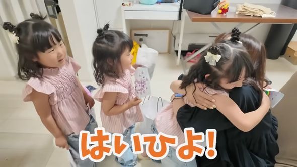 ママにバレないよう母の日のプレゼントを用意する三姉妹