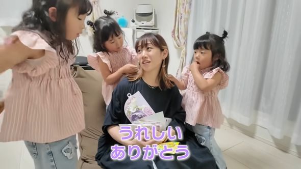 ママにバレないよう母の日のプレゼントを用意する三姉妹