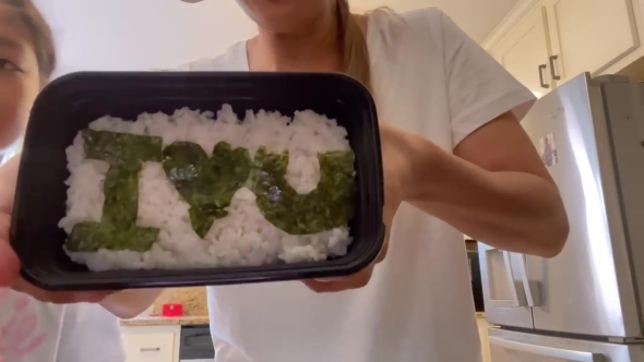 のりで「アイラブユー」と書いたごはん