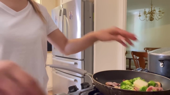 料理を作る女性