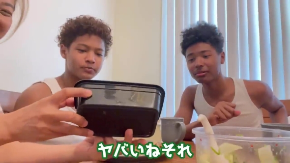 お弁当を見る子どもたち