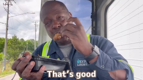 お弁当を食べる男性