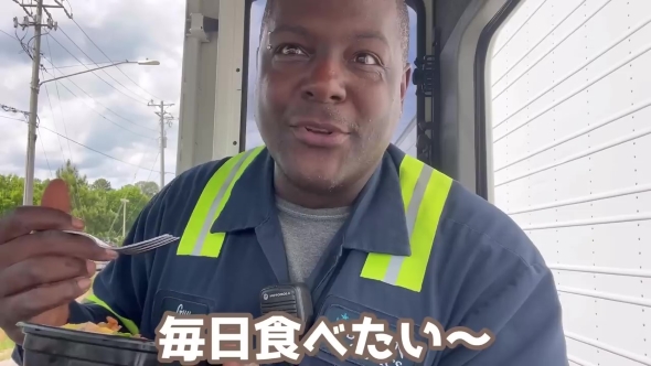 お弁当を食べる男性