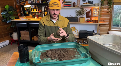 ピカピカの泥団子作りに挑戦するカナダ人男性