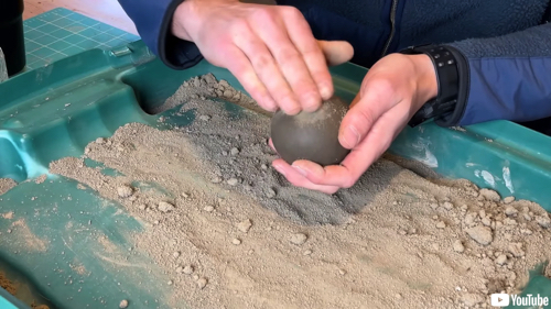 ピカピカの泥団子作りに挑戦するカナダ人男性