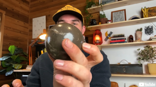 ピカピカの泥団子作りに挑戦するカナダ人男性