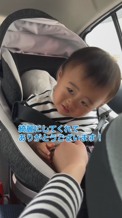 洗車機を体験する1歳の男の子の様子