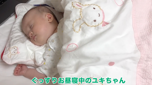 熟睡する生後2ヶ月の赤ちゃん