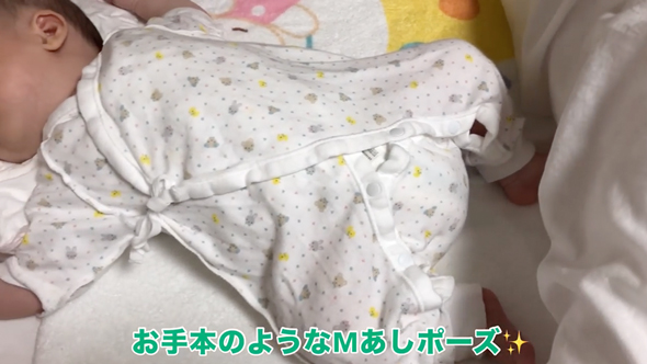 熟睡する生後2ヶ月の赤ちゃん