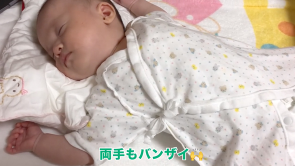熟睡する生後2ヶ月の赤ちゃん