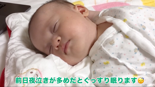 熟睡する生後2ヶ月の赤ちゃん