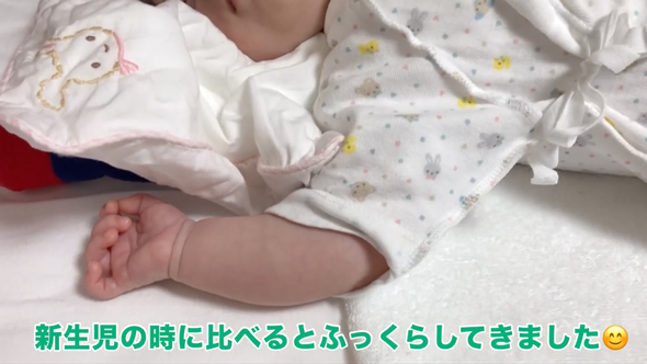 熟睡する生後2ヶ月の赤ちゃん