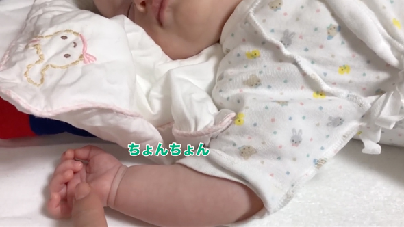 熟睡する生後2ヶ月の赤ちゃん