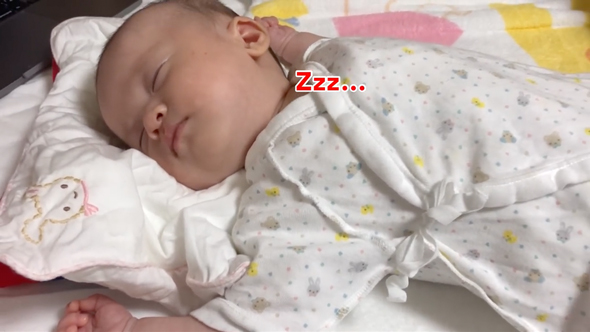 熟睡する生後2ヶ月の赤ちゃん
